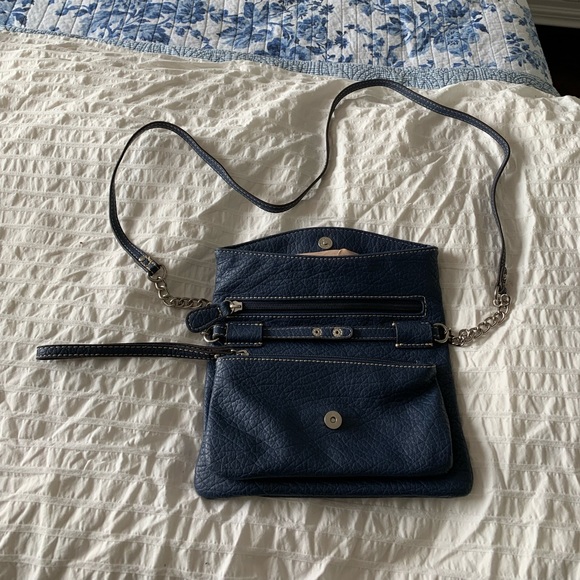 Nine West blue crossbody/wristlet silver details - Picture 6 of 9